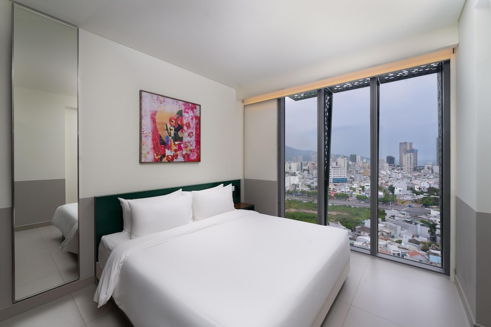 SUITE, KING BED, CITY VIEW