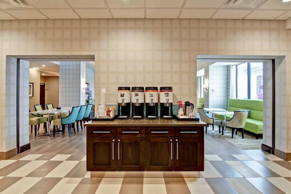 Hampton Inn and Suites by Hilton Saskatoon Airport 15/39