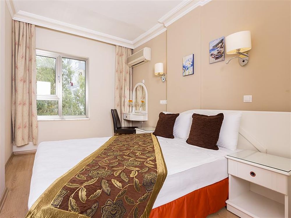 JUNIOR SUITE, QUEEN BED, SOFA