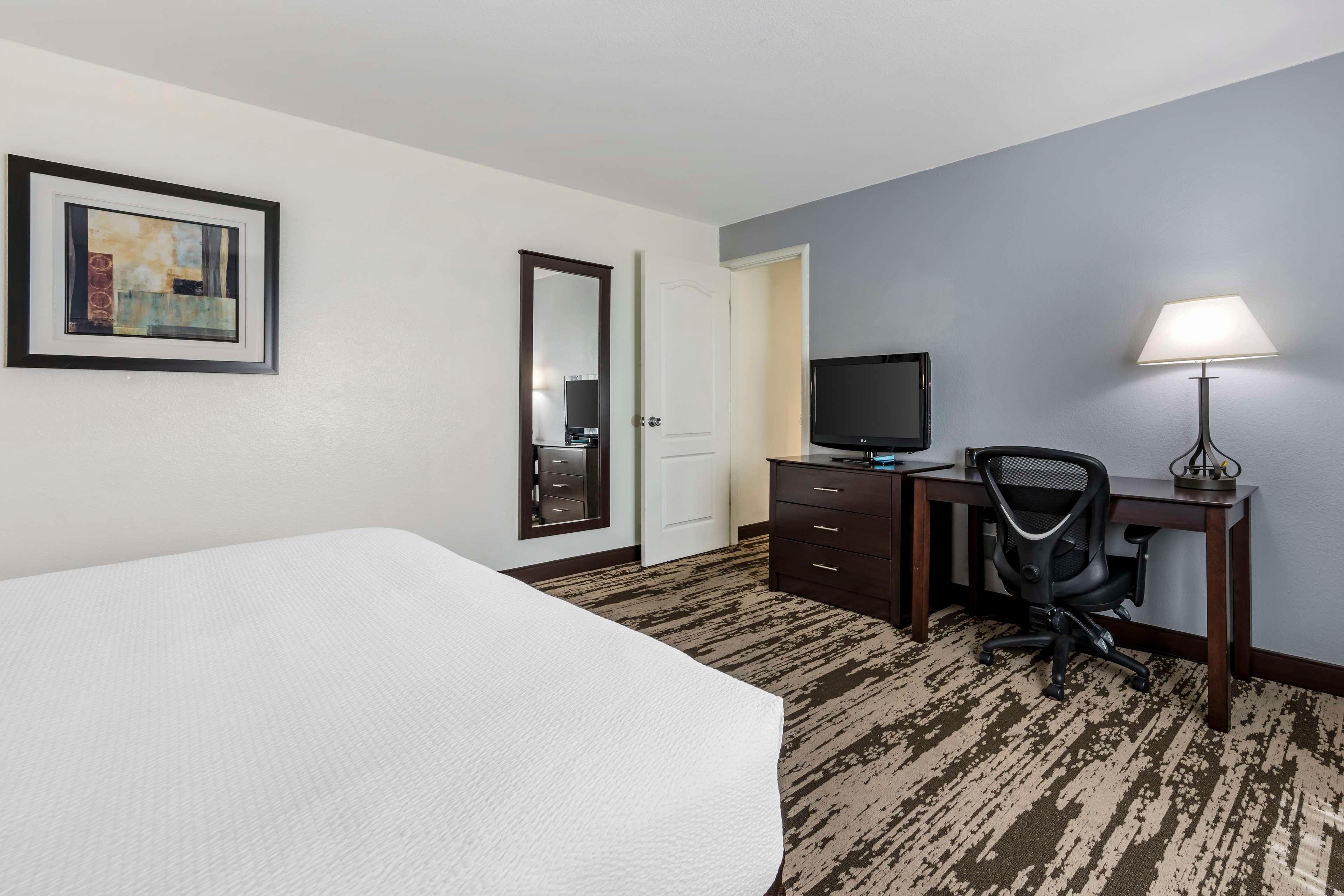 2 Bedrooms, Upstairs, Suite, 2 Queen Beds, 2 Bathrooms, Sofa, Balcony