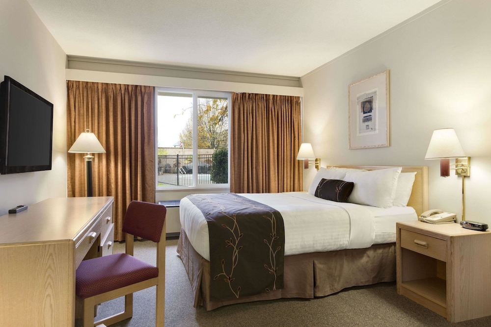 غرفة قياسية بسرير كوين، Days Inn by Wyndham Victoria Airport Sidney 2/5