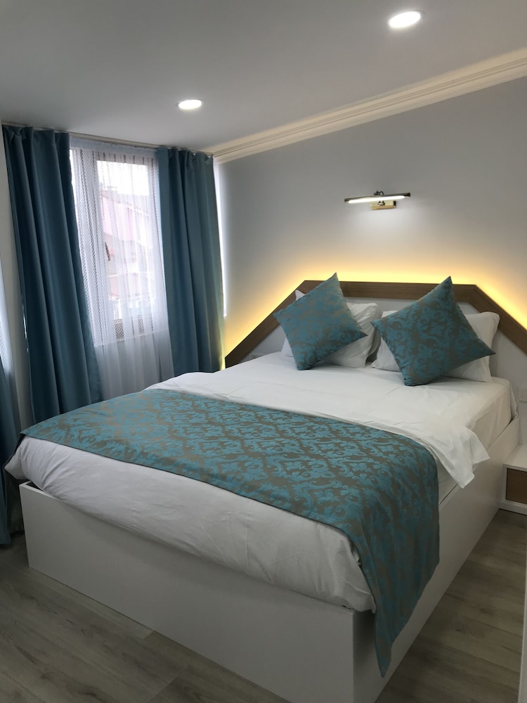 DELUXE, SUITE