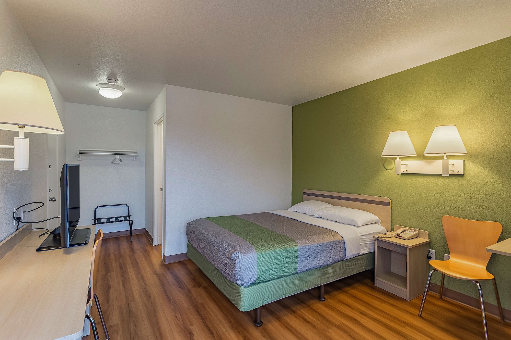 STANDARD, QUEEN BED