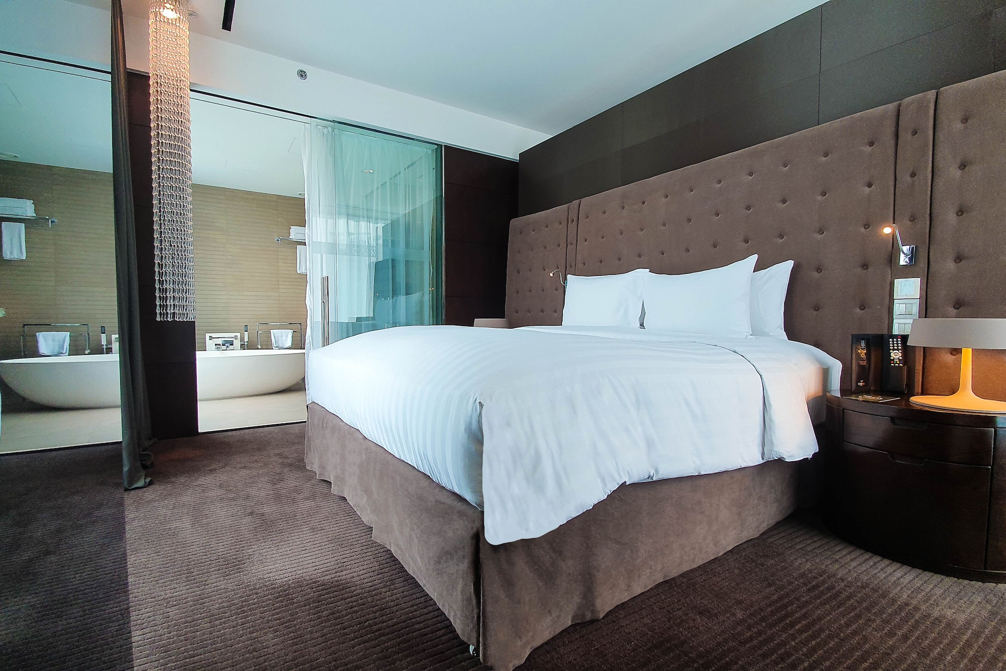 EXECUTIVE, SUITE, KING BED