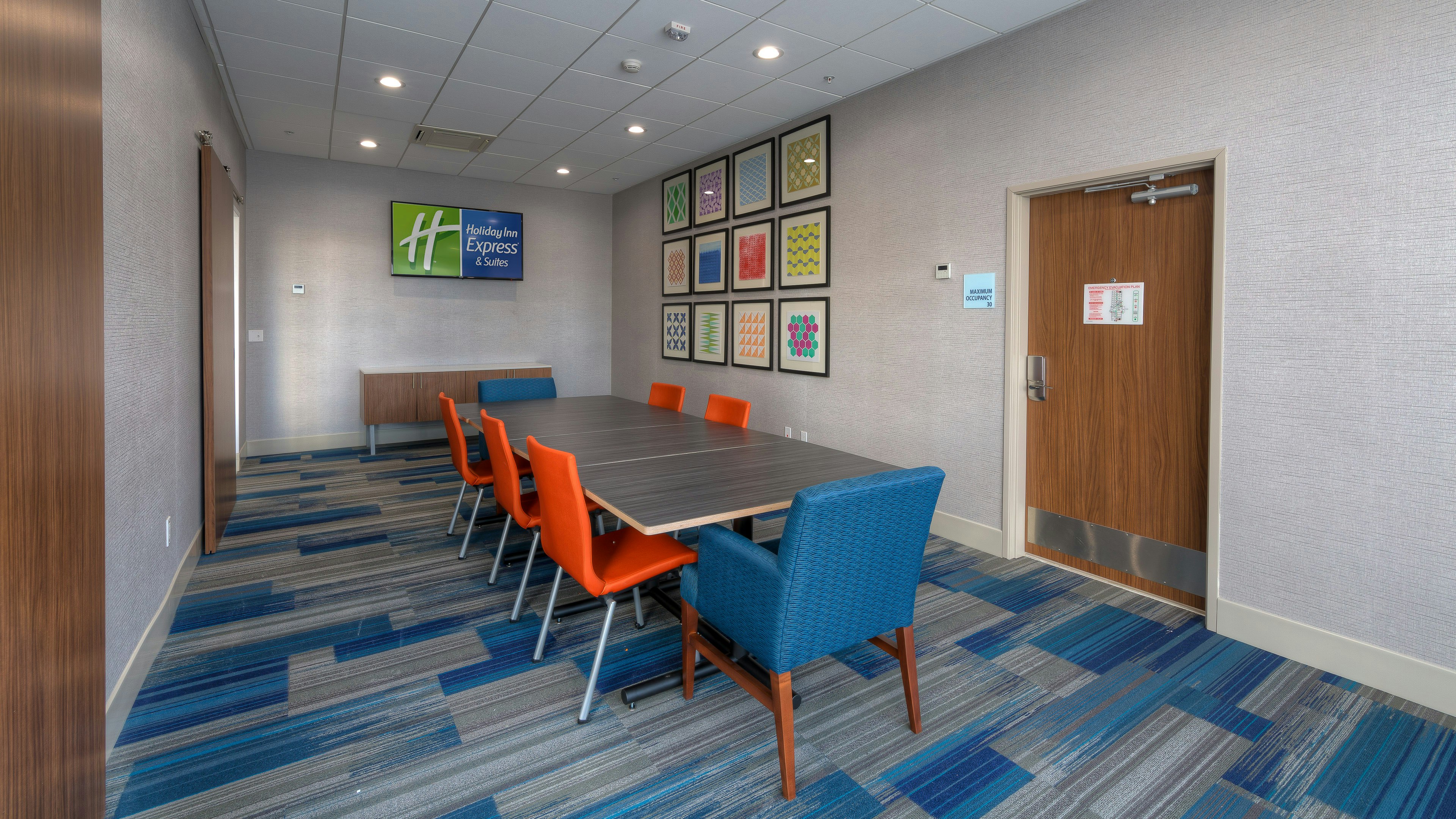 Holiday Inn Express Suites Tulsa Midtown 59/68