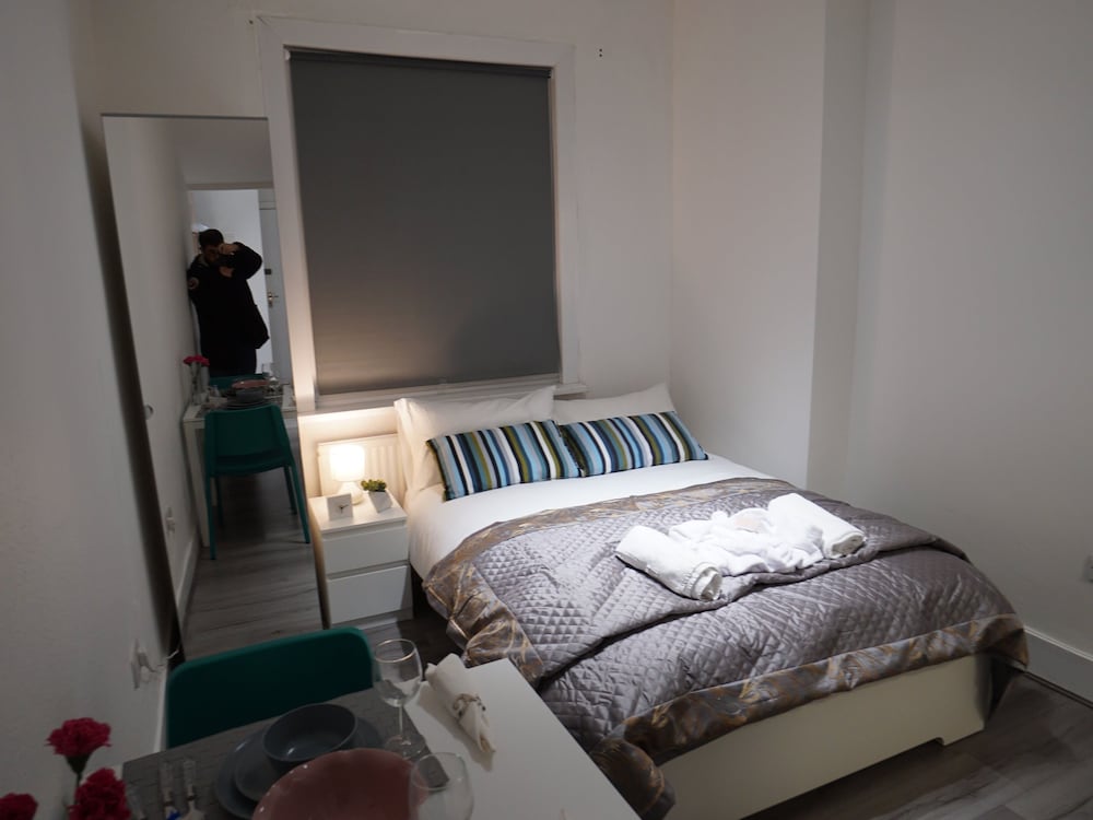 London Queens Apartments 9/50