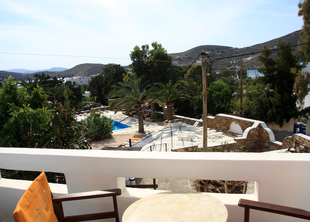 Armadoros Hotel / Ios Backpackers 44/47
