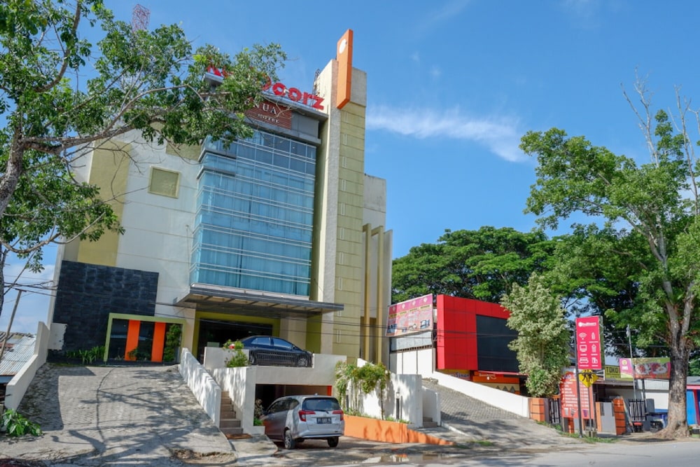 RedDoorz Plus near Hotel Benua Kendari 1/23