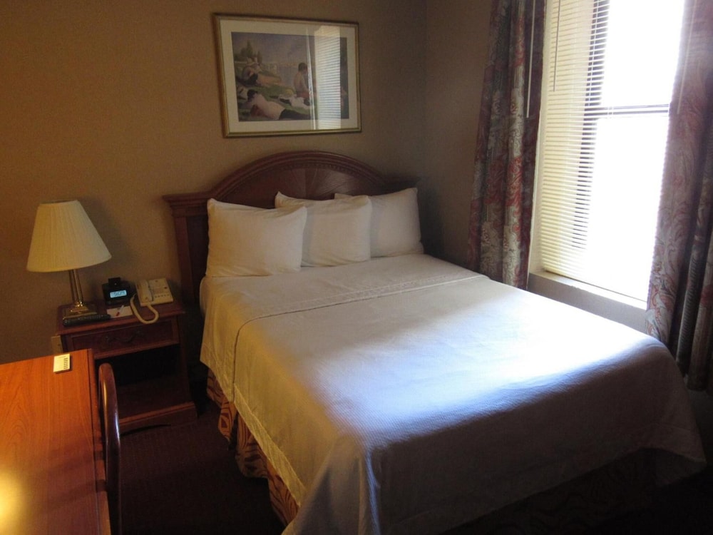 NEWTON HOTEL 6/37
