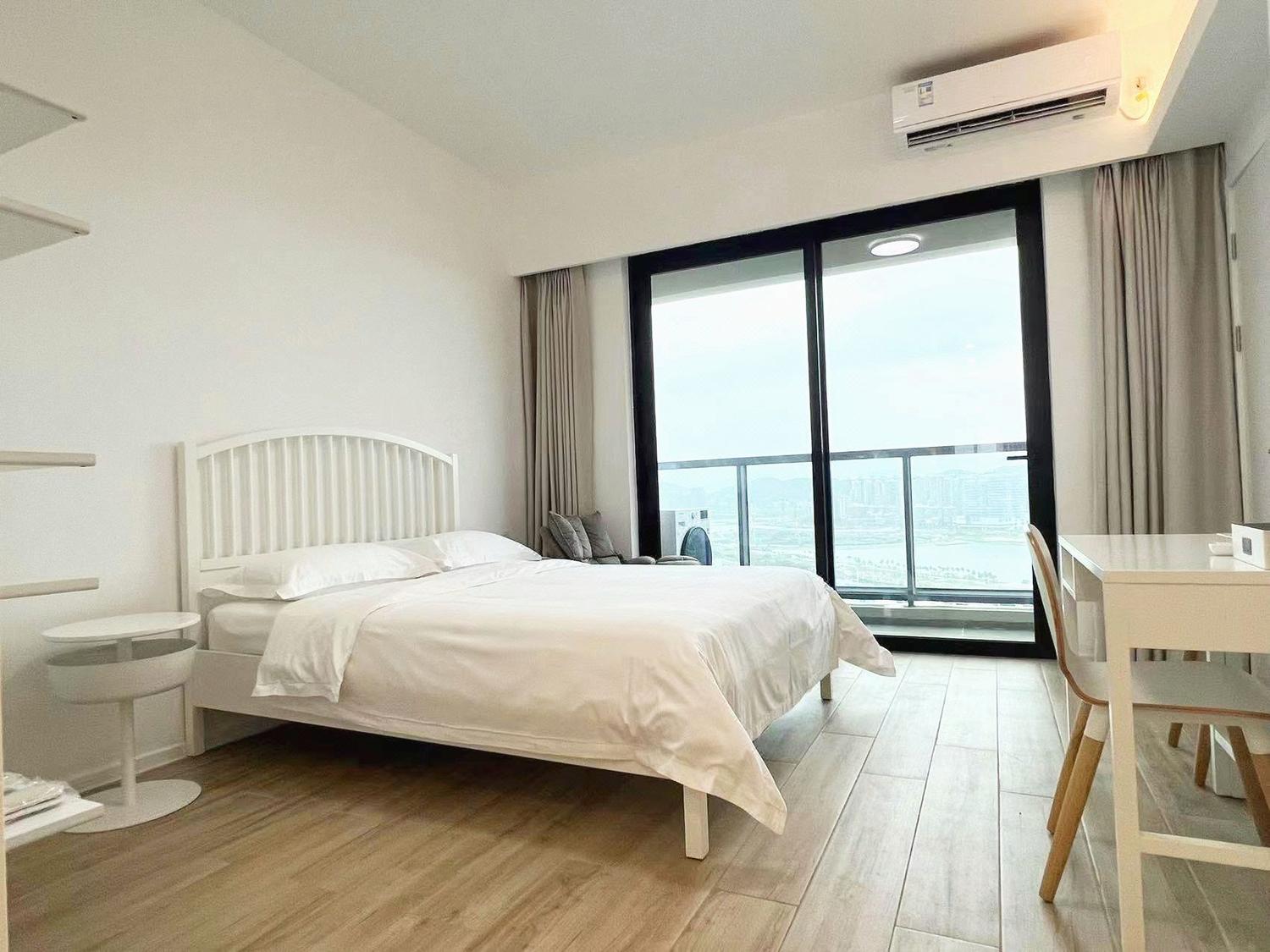 Elegant, Queen Bed