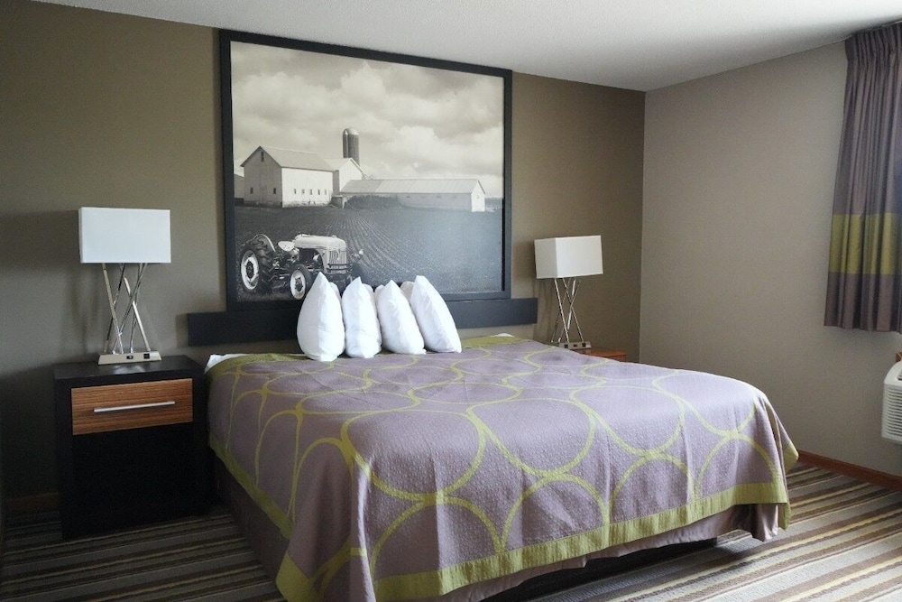 Senior, Single, Queen Bed, Accessible