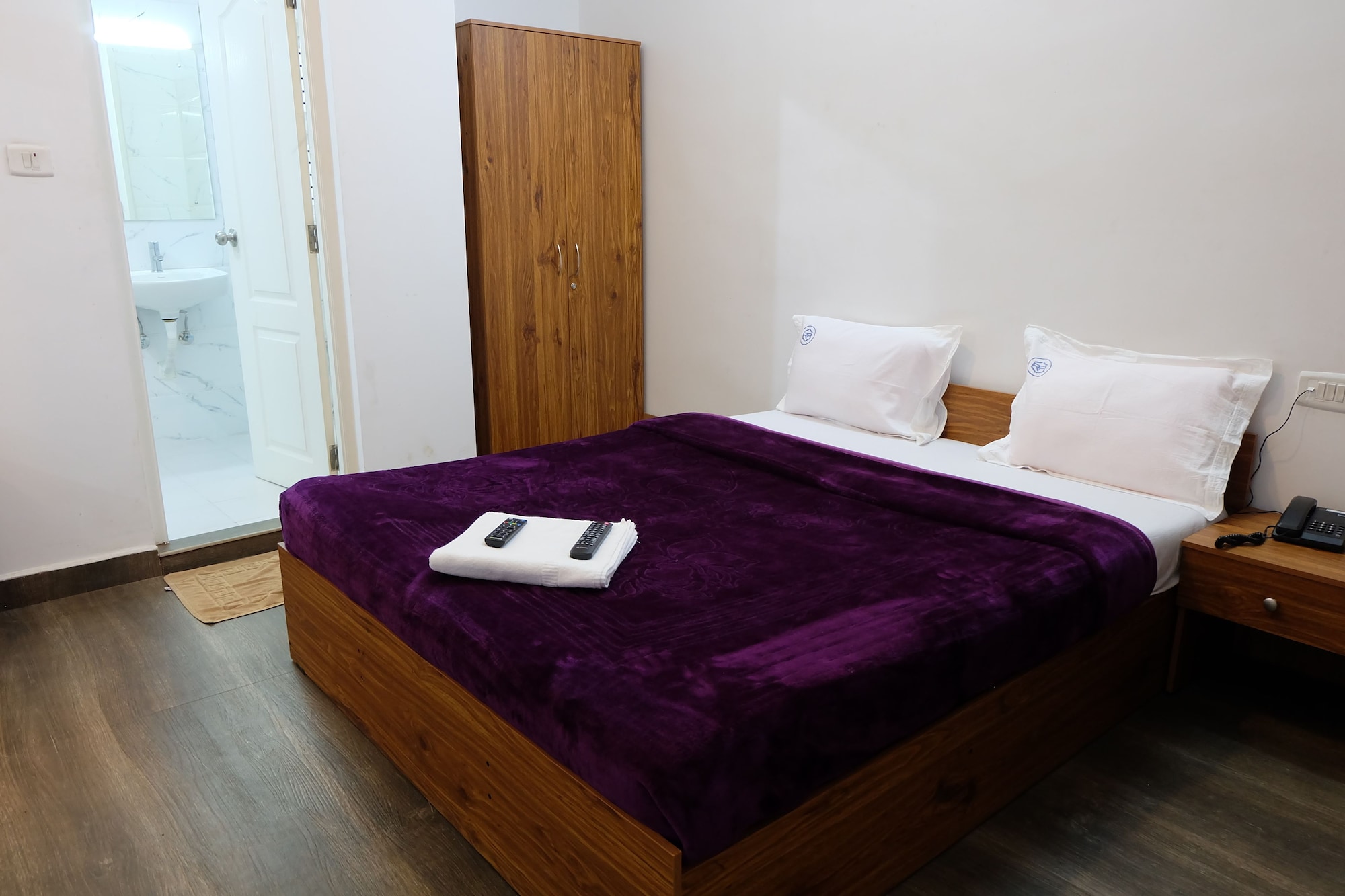 DELUXE, QUEEN BED