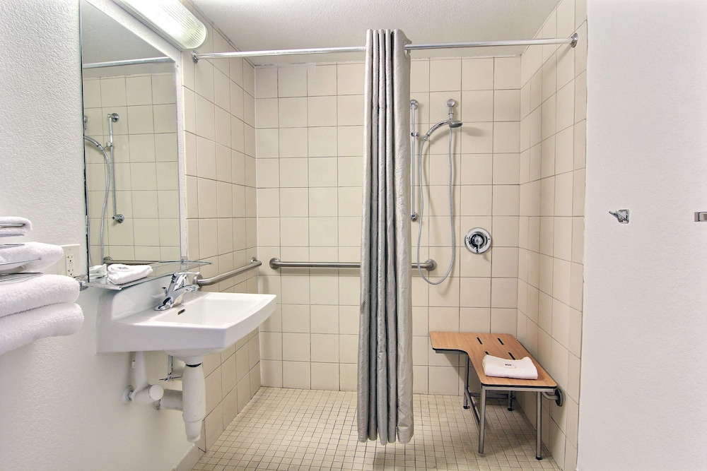 Motel6 Austin, TX - Central Downtown UT 48/53
