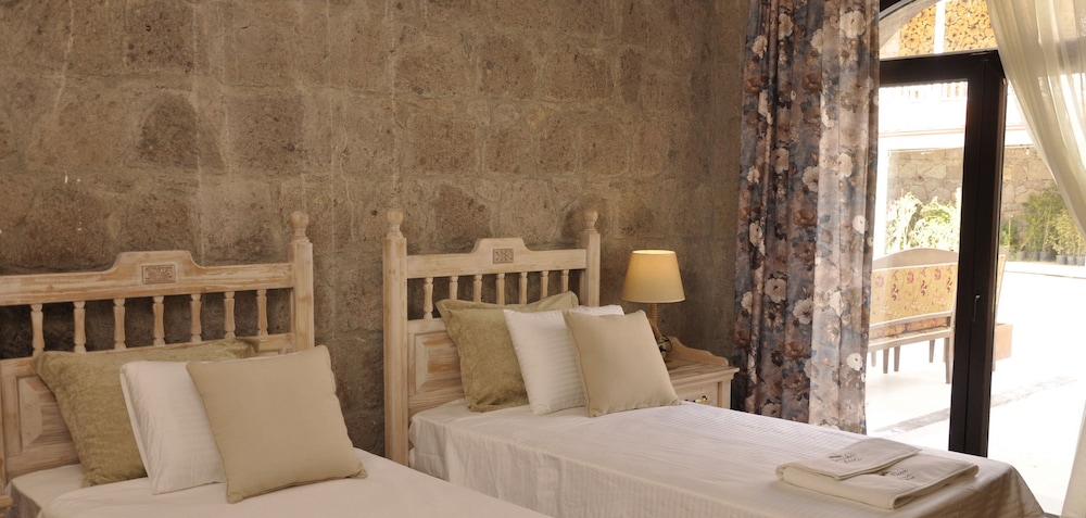 ROOM, TWIN BEDS