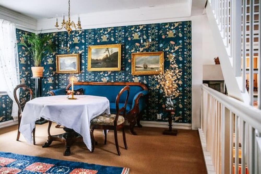 Lindstrom Hotel 37/46