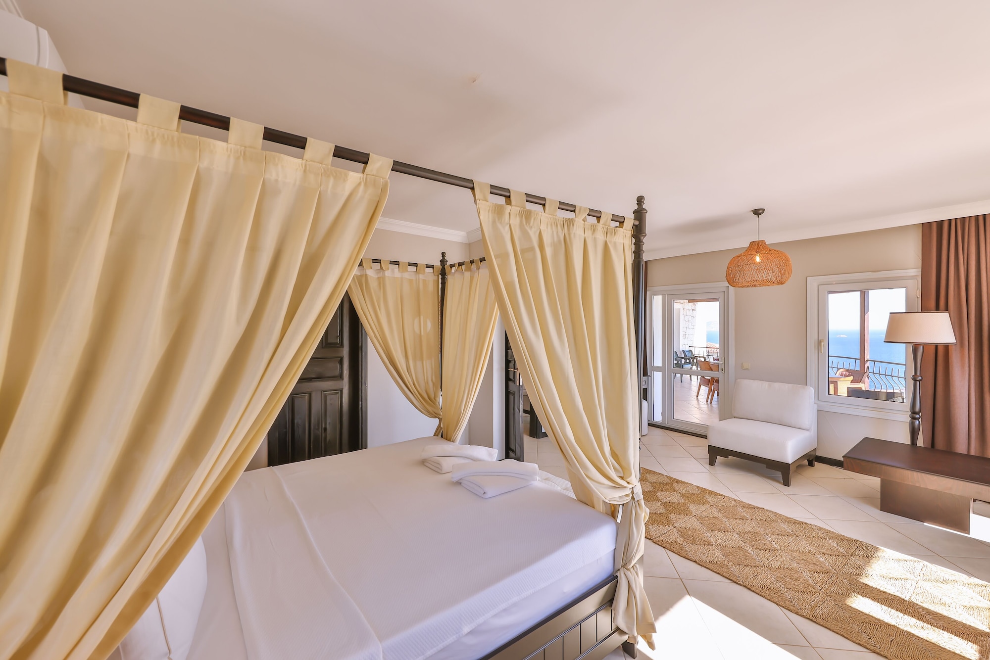 SUPERIOR, SUITE, QUEEN BED, SEA VIEW, BALCONY