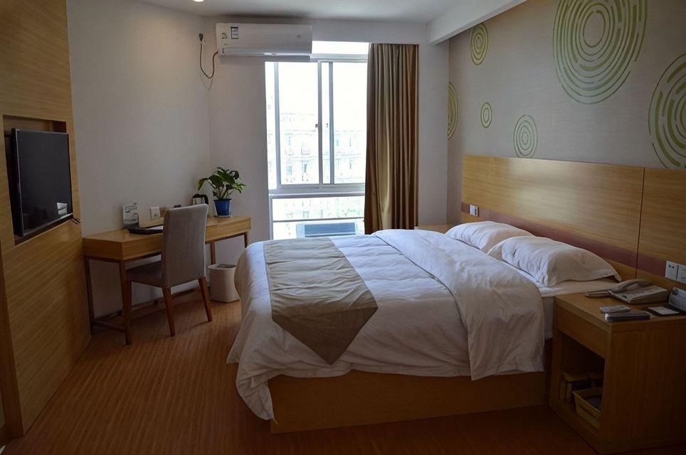 Feature, Queen Bed