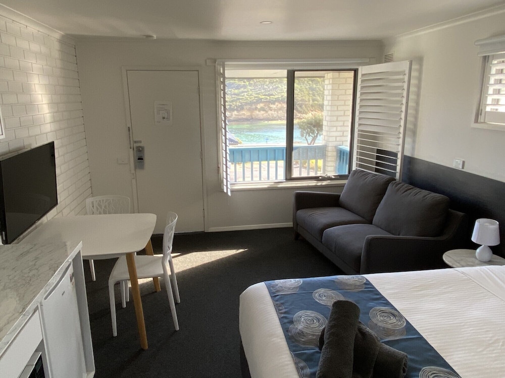 SOUTHERN OCEAN MOTOR INN 46/67