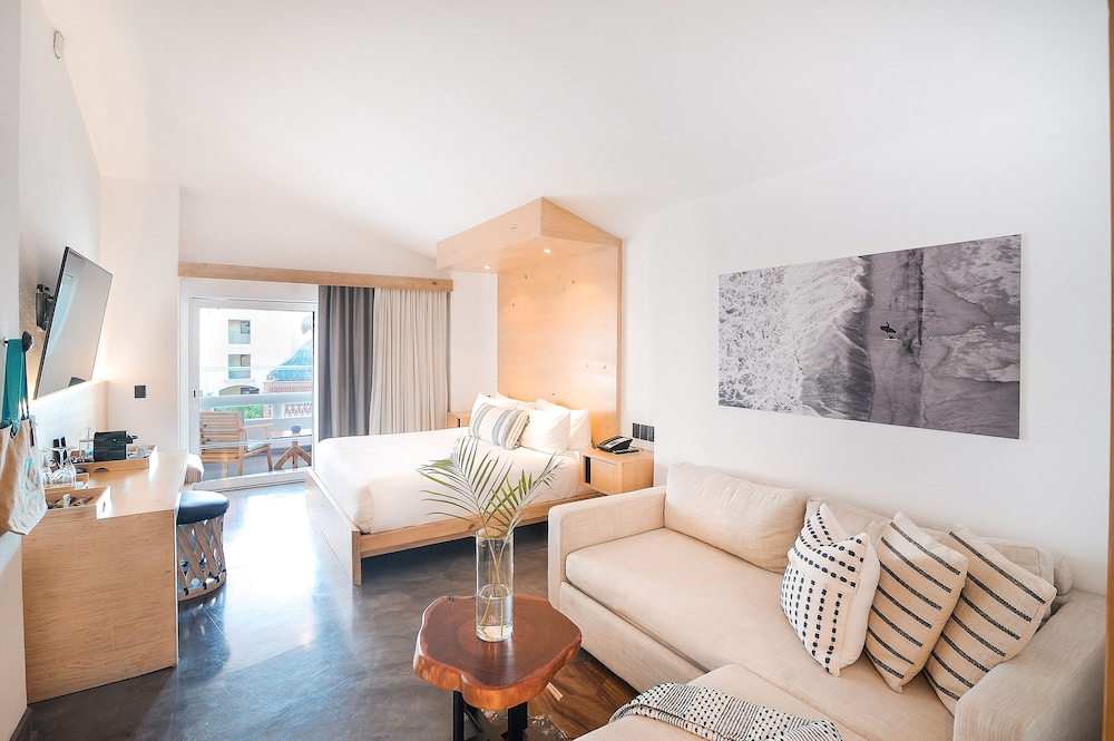 Bahia Hotel and Beach House 57/76