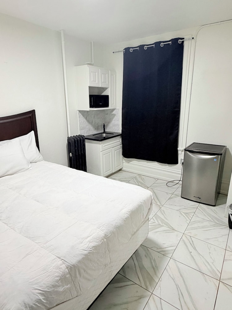 Adrian Hotel 49/66