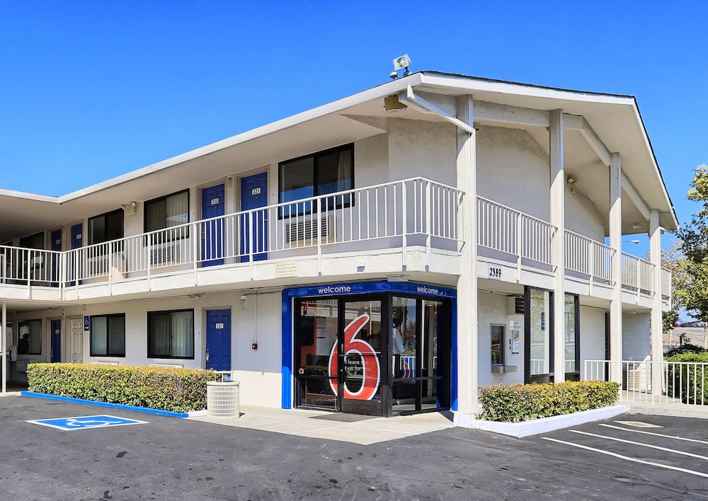 Super 8 by Wyndham Walnut Creek 29/35