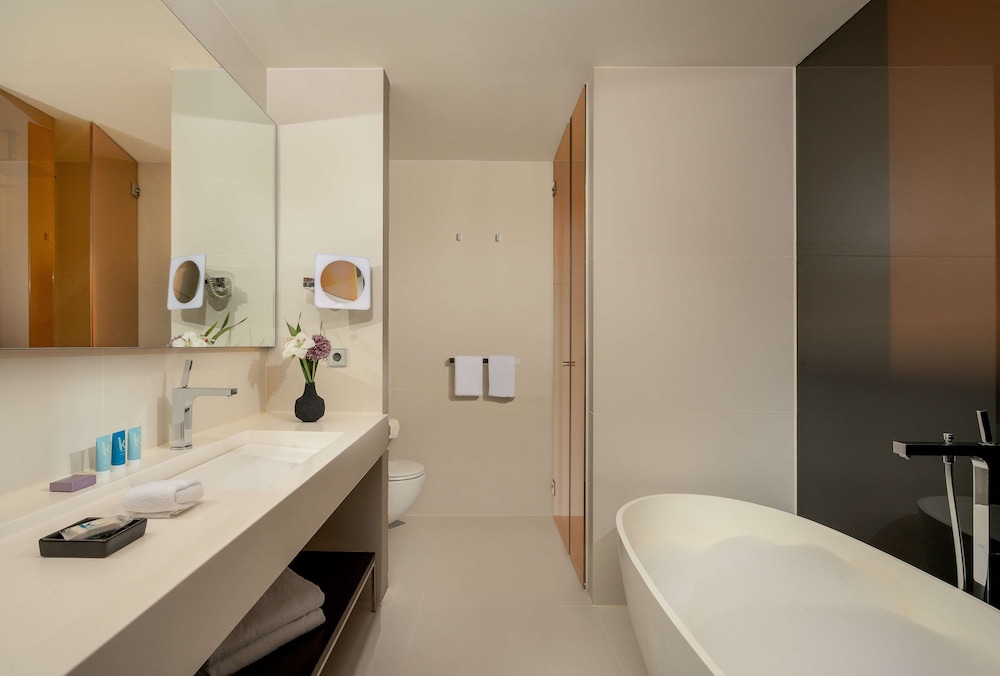 Master, Family Suite, 2 King Beds, Canal View