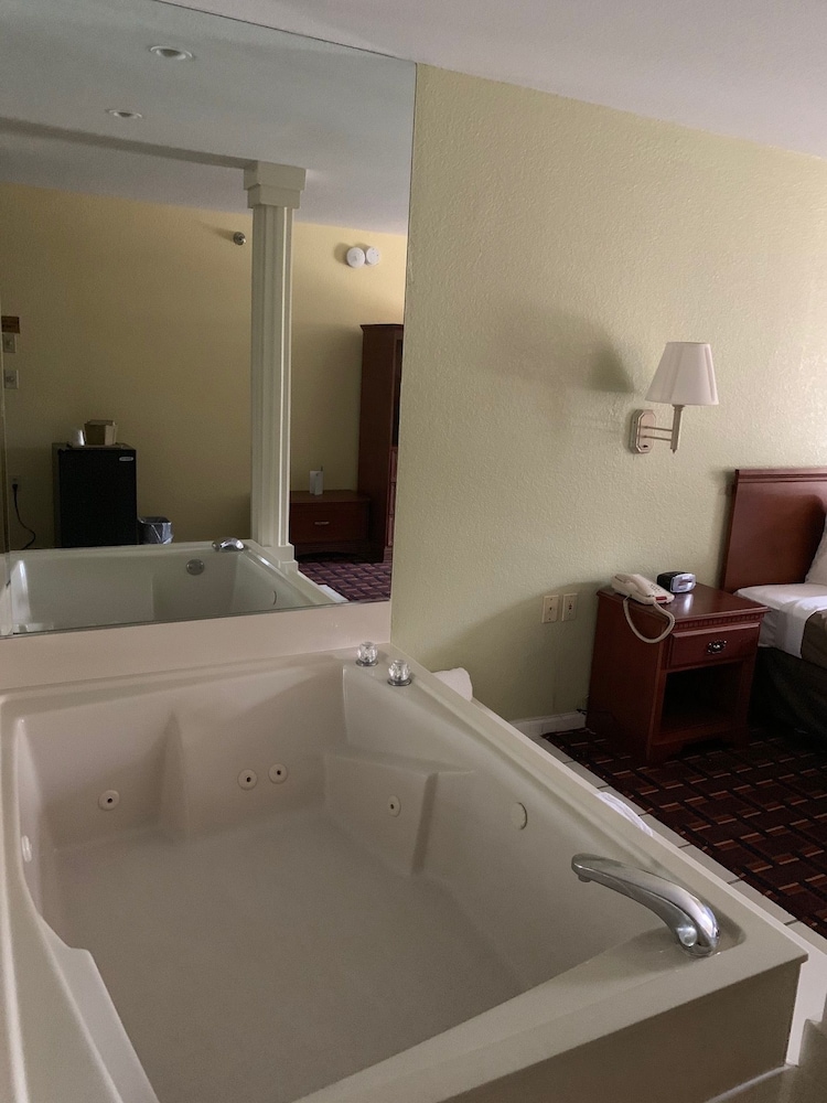 Ozark Inn & Suites 26/27