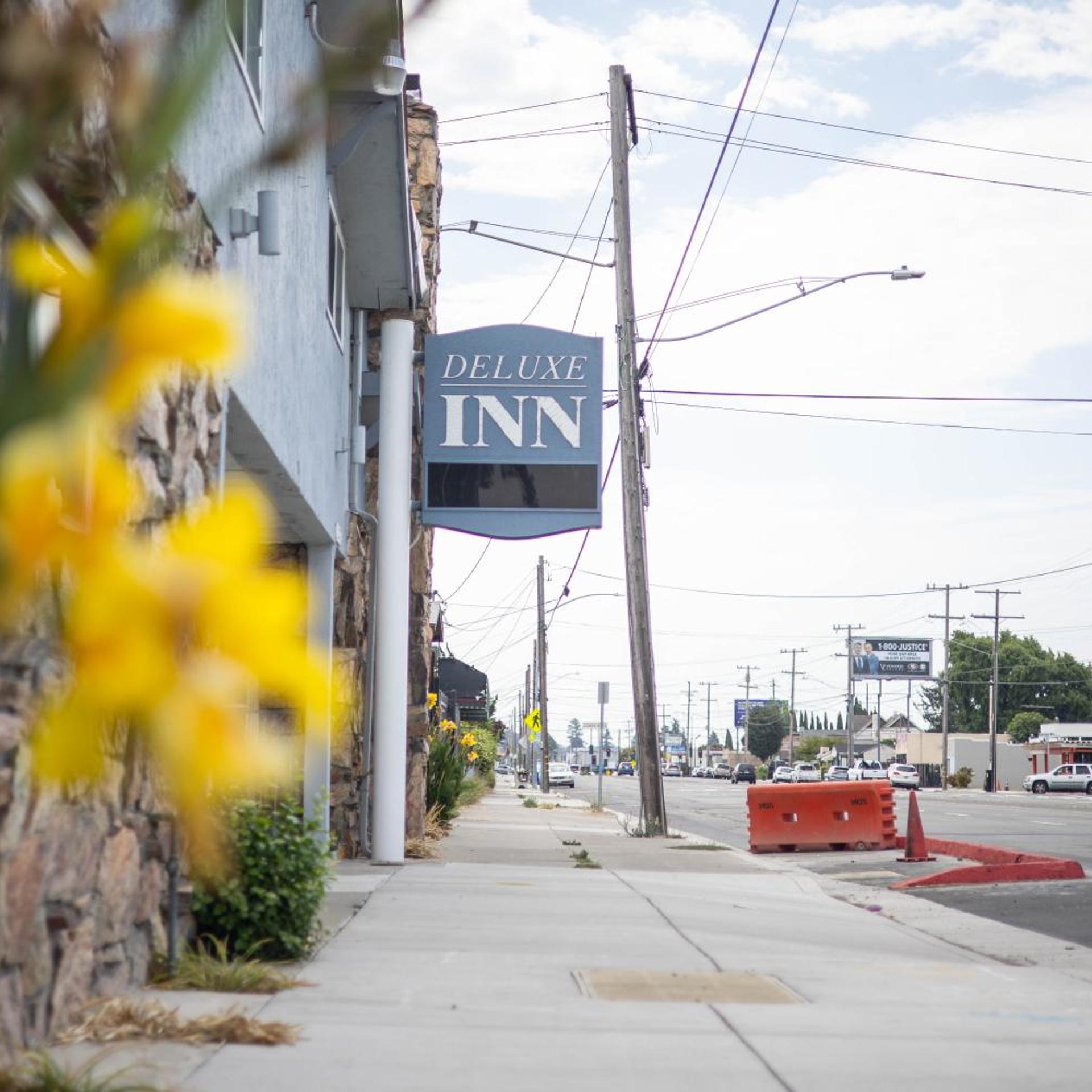 Deluxe Inn 4/25