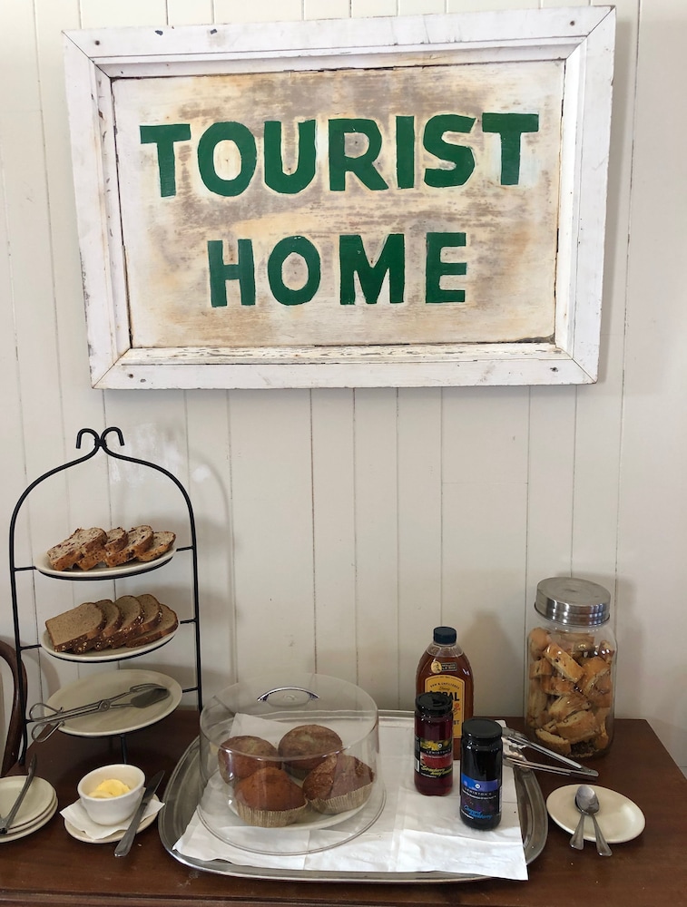 Rogues Harbor Inn 27/50