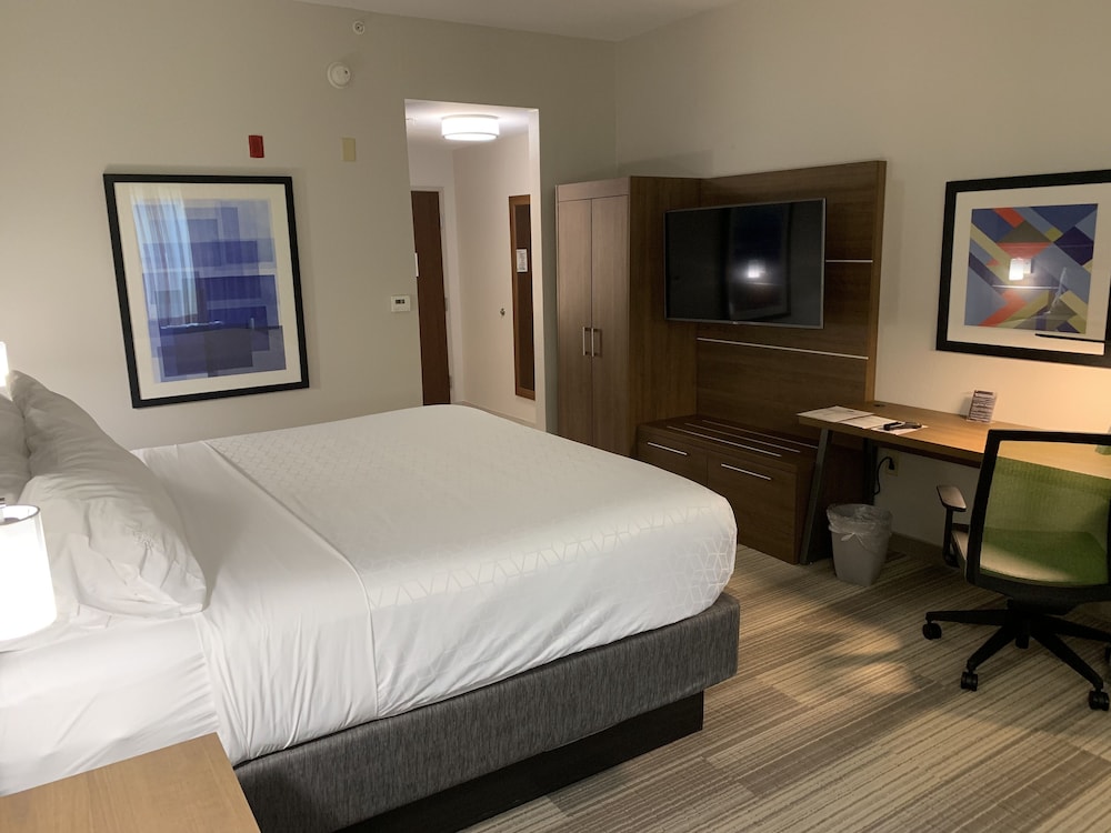 غرفة قياسية بسرير كوين