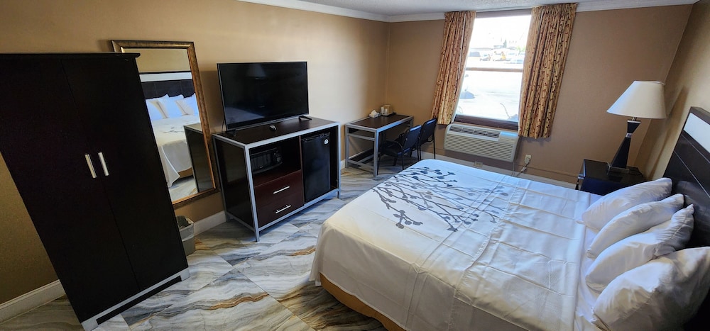 Townhouse Inn &amp; Suites 6/25