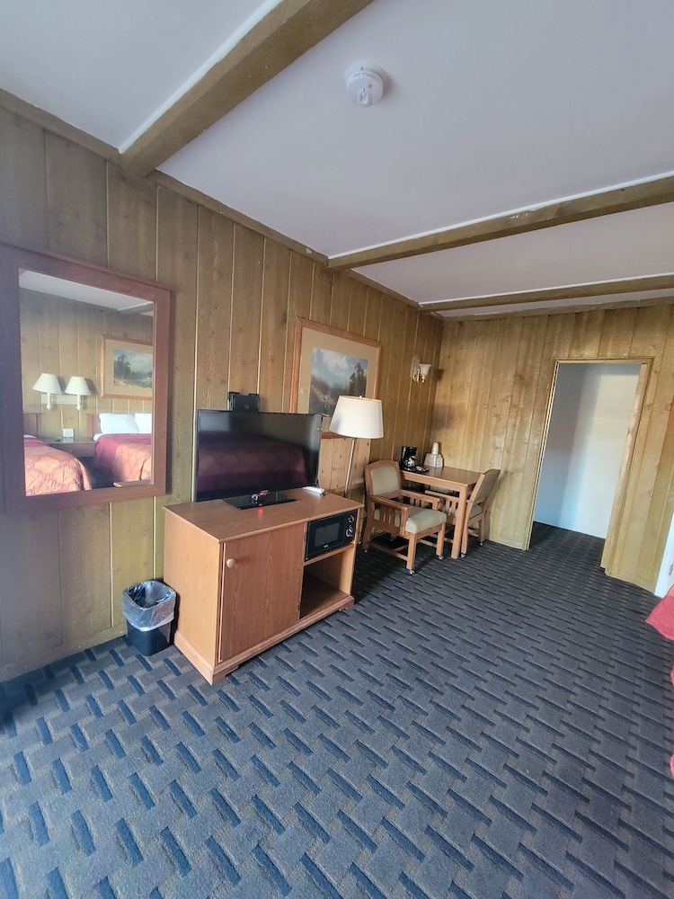 Townhouse Motel 49/57