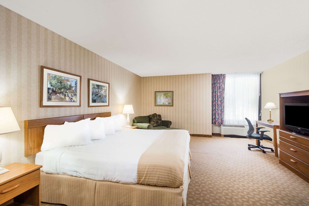 Ramada by Wyndham Watertown/Thousand Islands NY 11/37