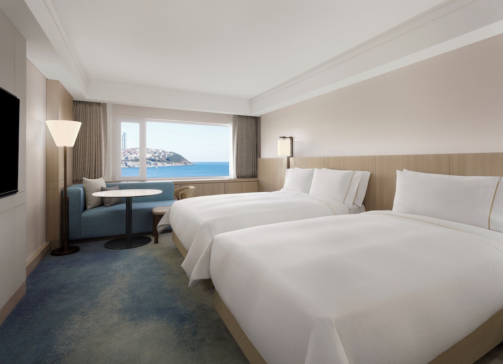 Beach, Executive, Family, 1 Queen and 1 Single Bed, Beach View, Club Lounge Access