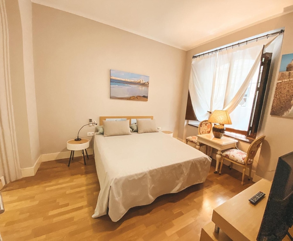 Apodaca Rooms 7/33