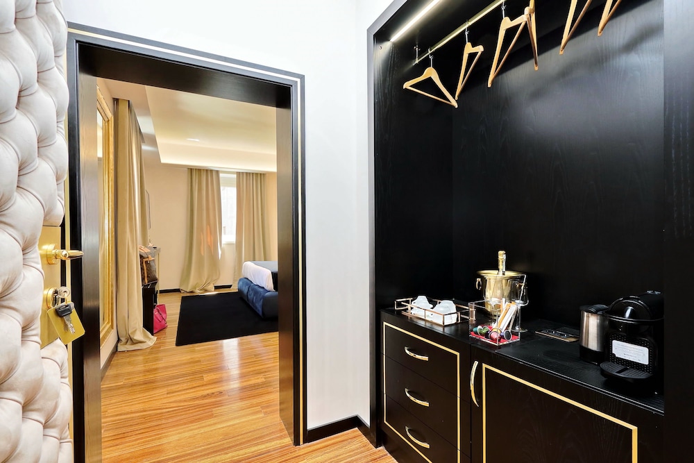 Spanish Diamond Luxury Suites & Jacuzzi 3/39