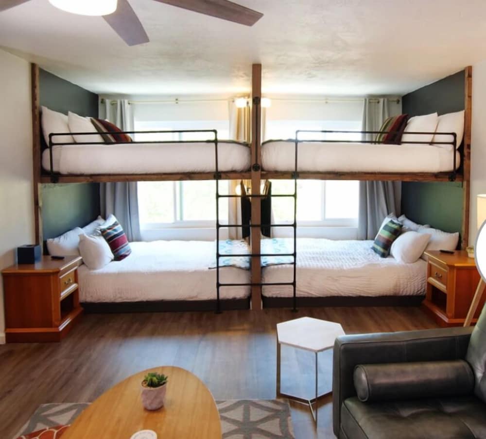 Sierra Blue Hotel & Swim Club 15/40