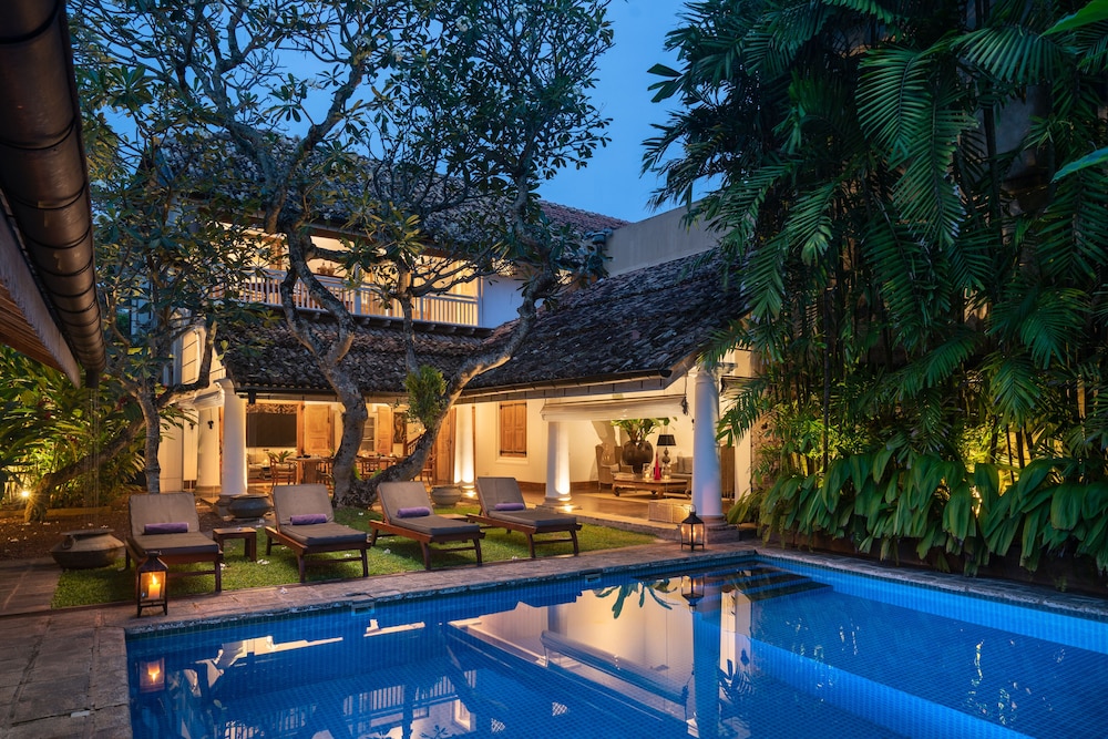Taru Villas Rampart Street 42/50