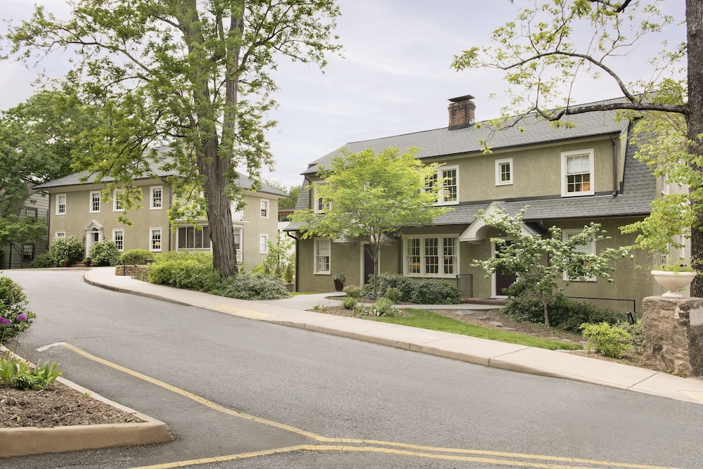 Oakhurst Inn 1/69