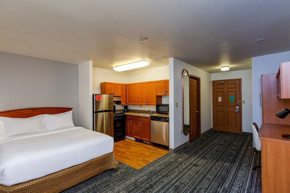 STUDIO, QUEEN BED, SOFA, ACCESSIBLE