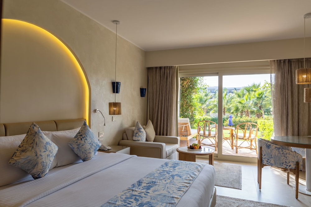 Deluxe, 1 King and 1 Single Beds, Partial Sea View