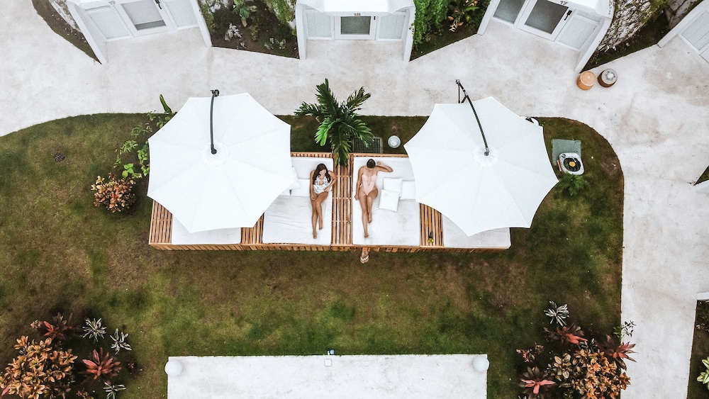 Igloo Beach Lodge 35/36