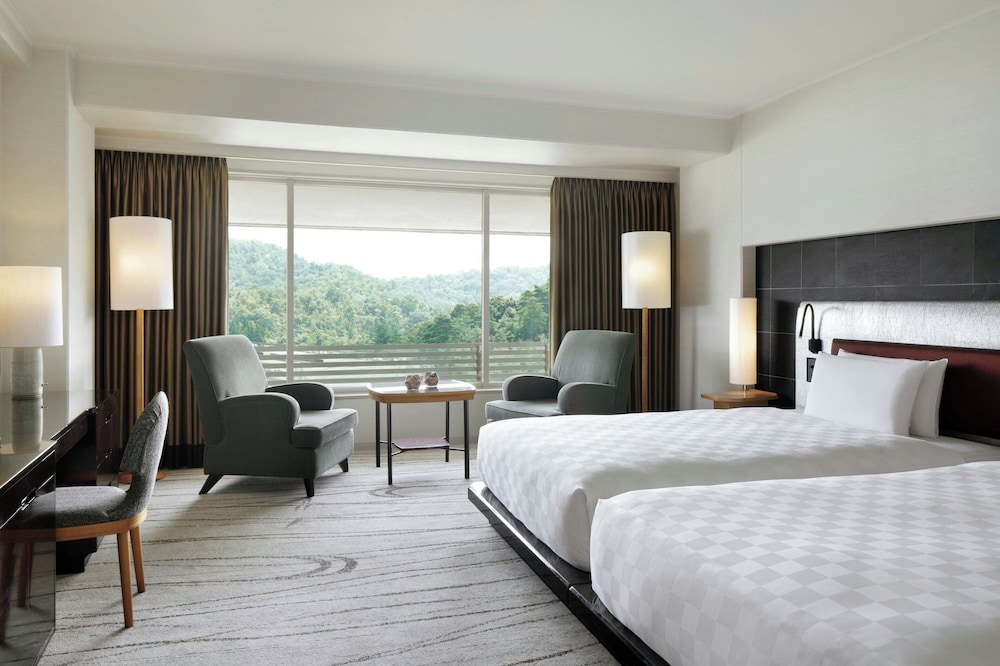 Club, Twin Beds