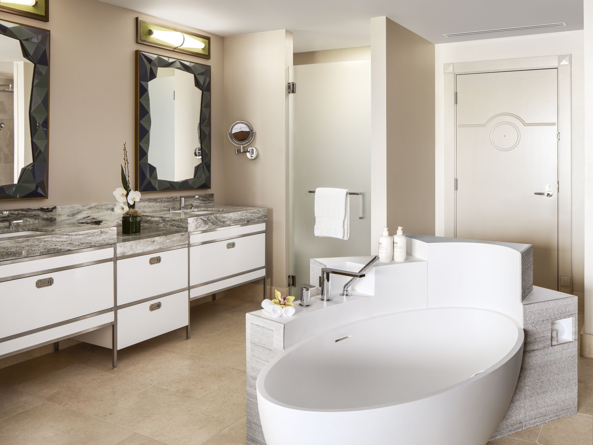 غرفة بسرير كينج بشرفة بإطلالة جزئية على البحر، The St. Regis Bermuda Resort 3/3