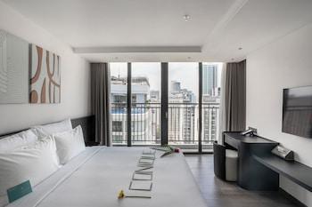 Senior, King Bed, City View, Balcony