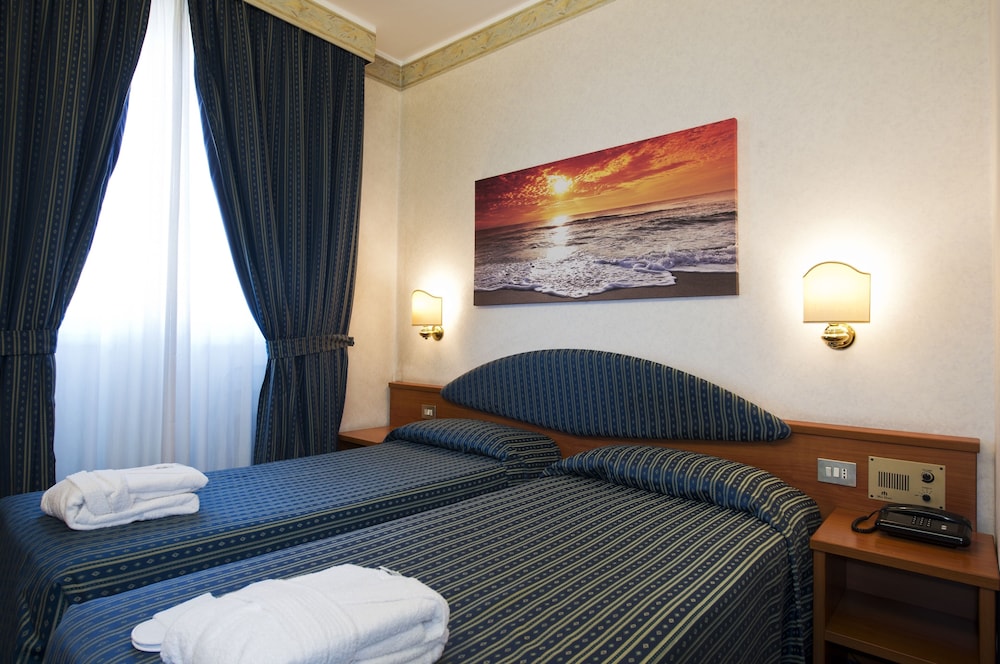 ROOM, TWIN BEDS