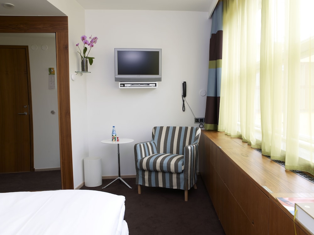 Avalon Hotel 41/48