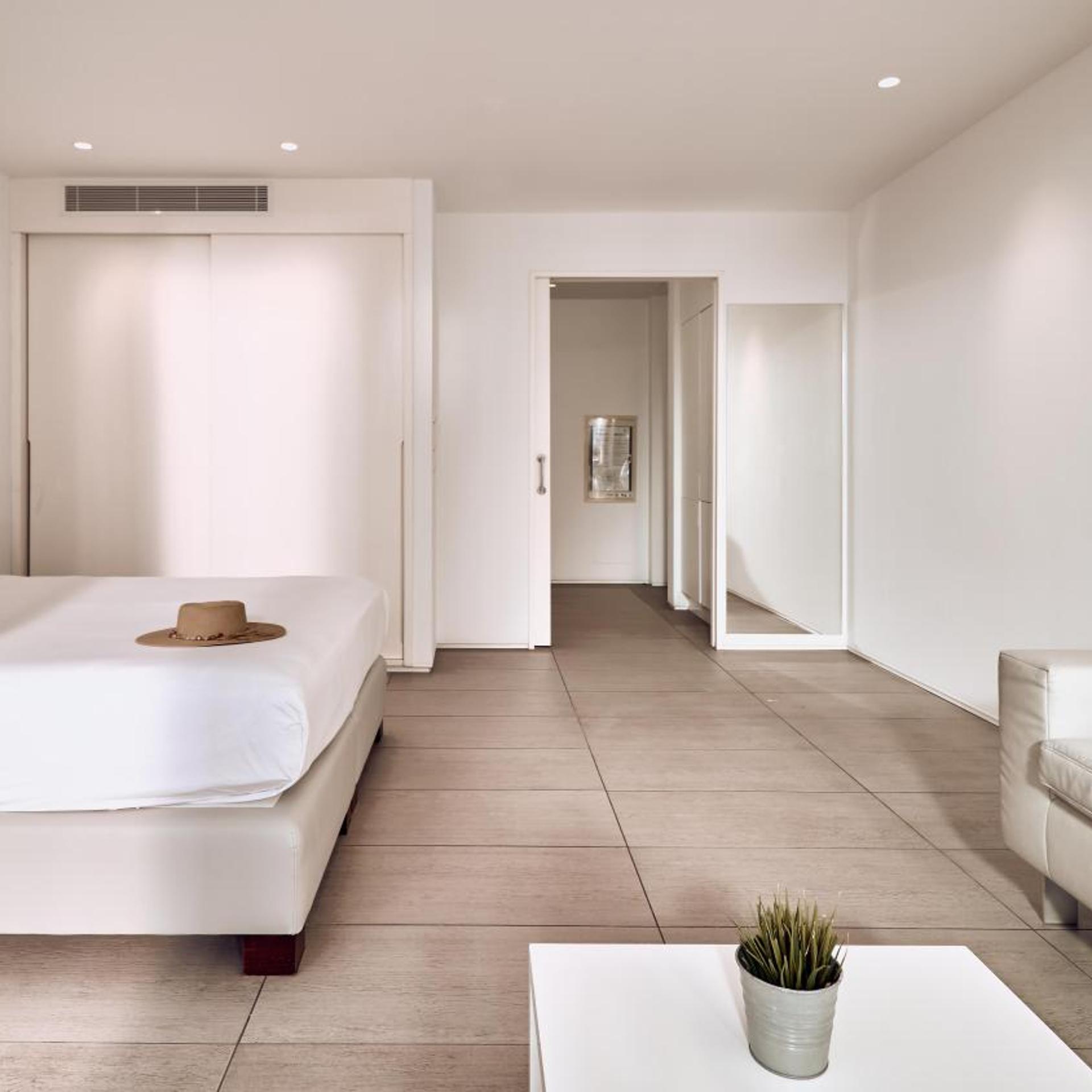 Xs, Studio, King Bed, Accessible
