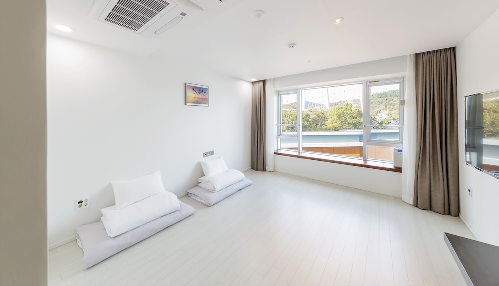 Ondol, Art, Standard, 2 Futon Beds, Partial Ocean View, Pool Access