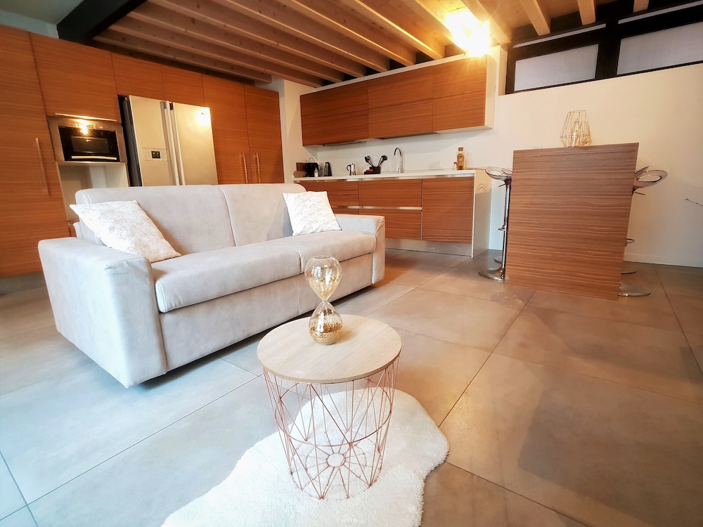 Design Central Apartment 17/24